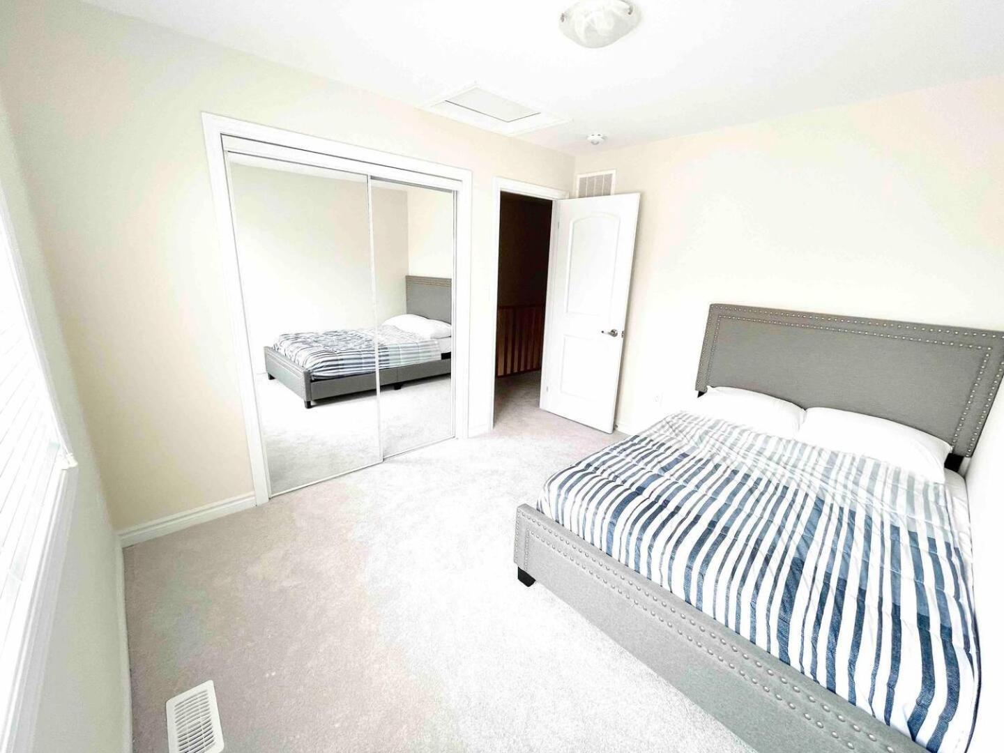 Large 5 Bedroom Newly Built Home Sleeps 12 Persons Thorold Екстер'єр фото